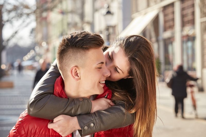 5 Foolproof Signs He Wants A Future With You